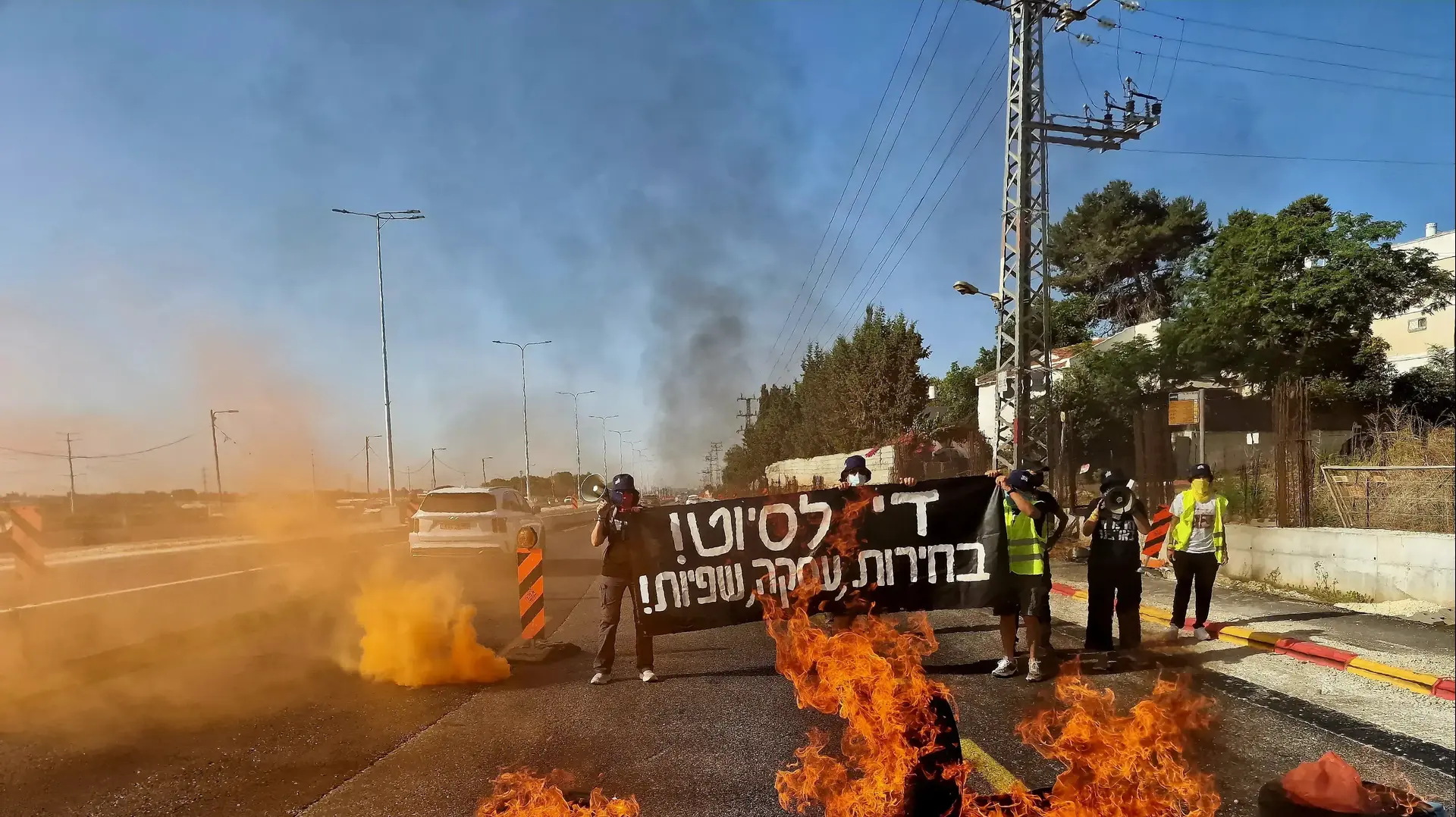 במקביל לעוד חסימות. מחאת "די" ו"בחירות עכשיו!" בשעה זו נחסם כביש 4 דרום באזור נתניה ע"י מוחים שהבעירו אש וצמיגים וקוראים לבחירות עכשיו.4 ביולי 2024