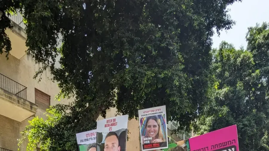 "אמא לעולם לא מוותרת" צעדת האמהות מהבימה יוצאת לכיכר החטופים. "אמא לעולם לא מוותרת" צעדת האמהות מהבימה יוצאת לכיכר החטופים.