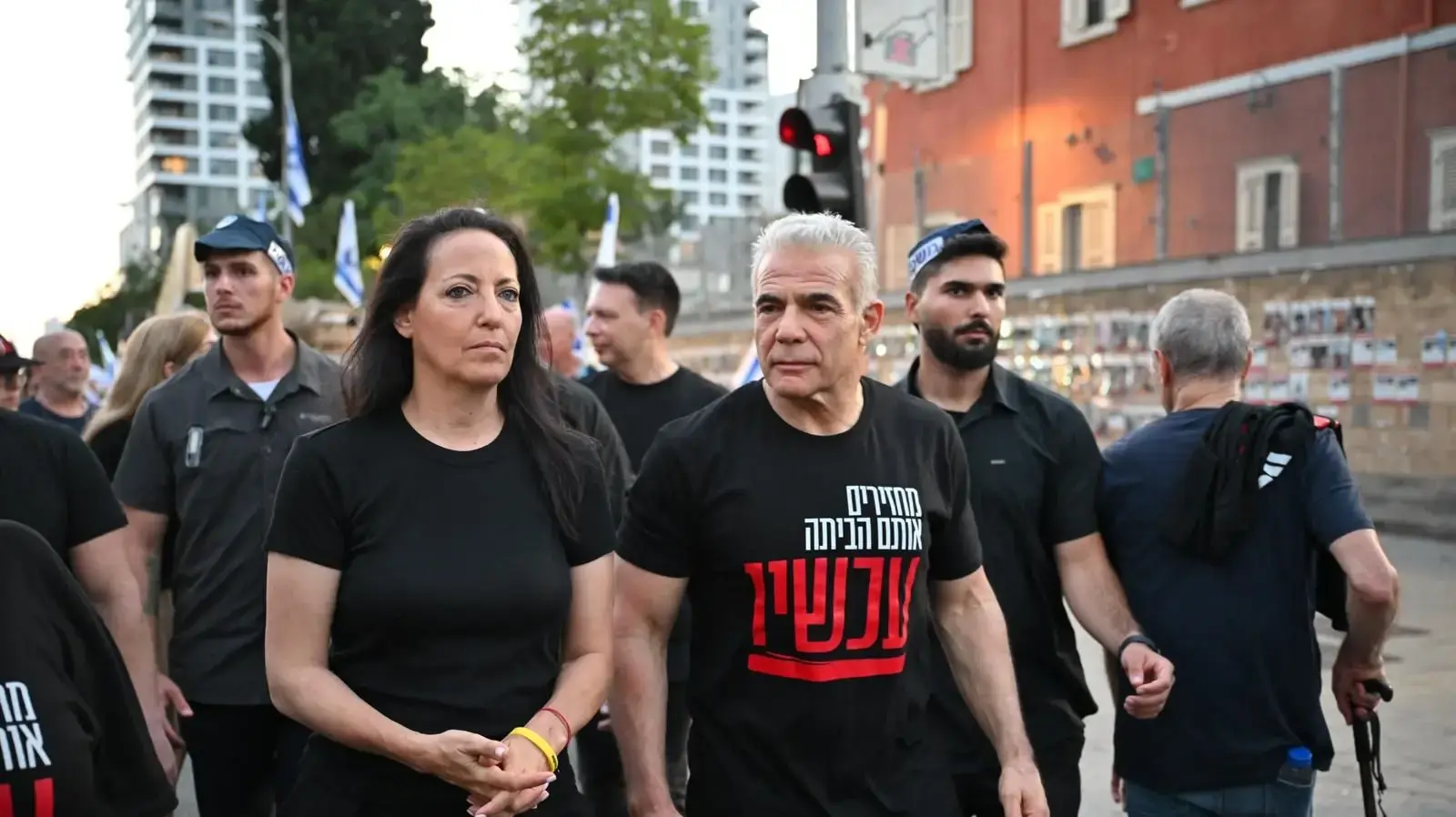 ראש האופוזיציה יאיר לפיד וחברי הכנסת של יש עתיד הגיעו היום להפגנה בקפלן ובגשר בגין בקריאה לעסקה עכשיו. ראש האופוזיציה יאיר לפיד וחברי הכנסת של יש עתיד הגיעו היום להפגנה בקפלן ובגשר בגין בקריאה לעסקה עכשיו.