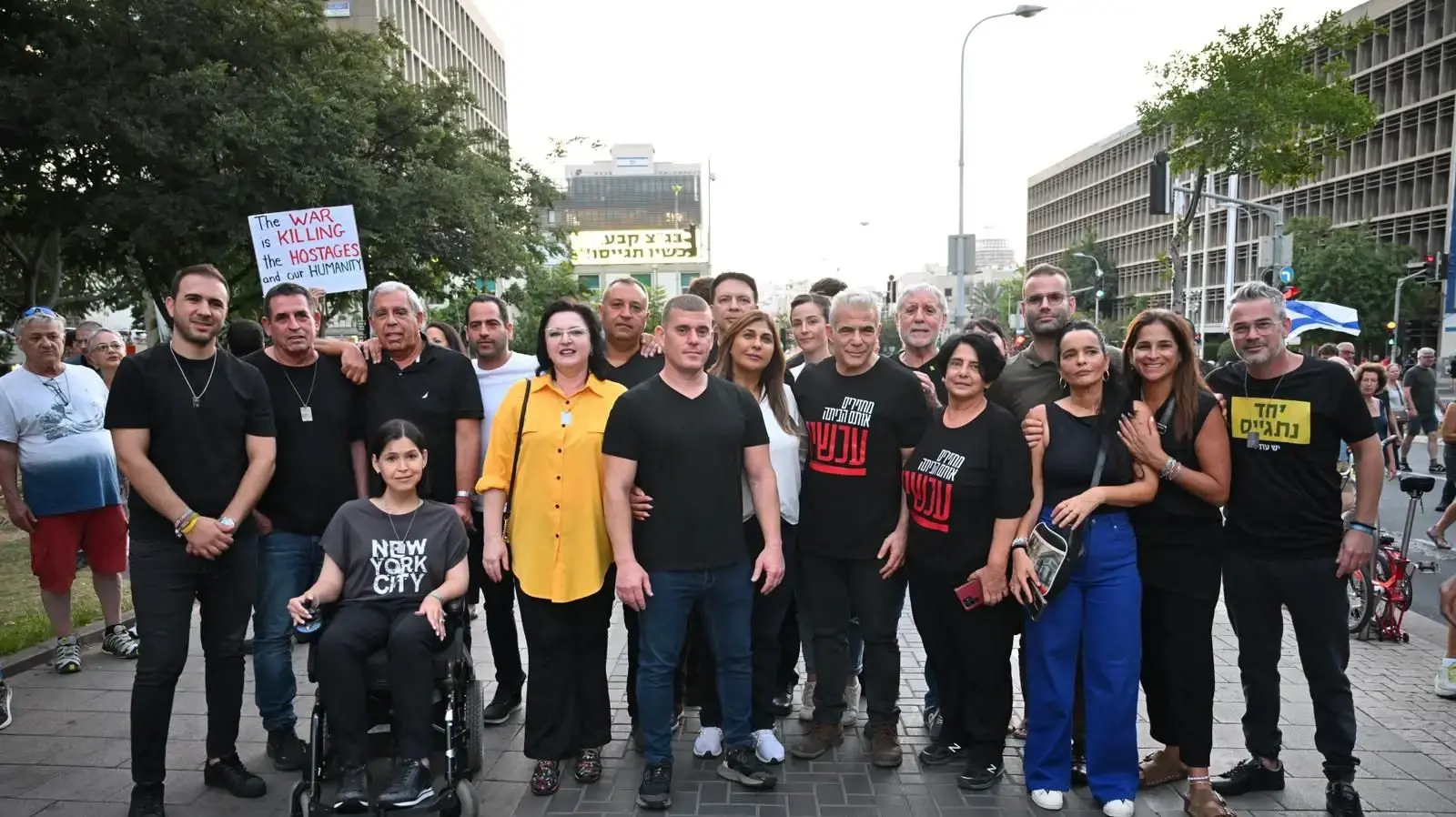 ראש האופוזיציה יאיר לפיד וחברי הכנסת של יש עתיד הגיעו היום להפגנה בקפלן ובגשר בגין בקריאה לעסקה עכשיו. ראש האופוזיציה יאיר לפיד וחברי הכנסת של יש עתיד הגיעו היום להפגנה בקפלן ובגשר בגין בקריאה לעסקה עכשיו.