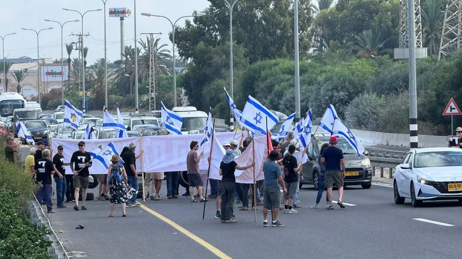 מפגינים חוסמים את הכביש בכפר מסריק , 7 ביולי 2024