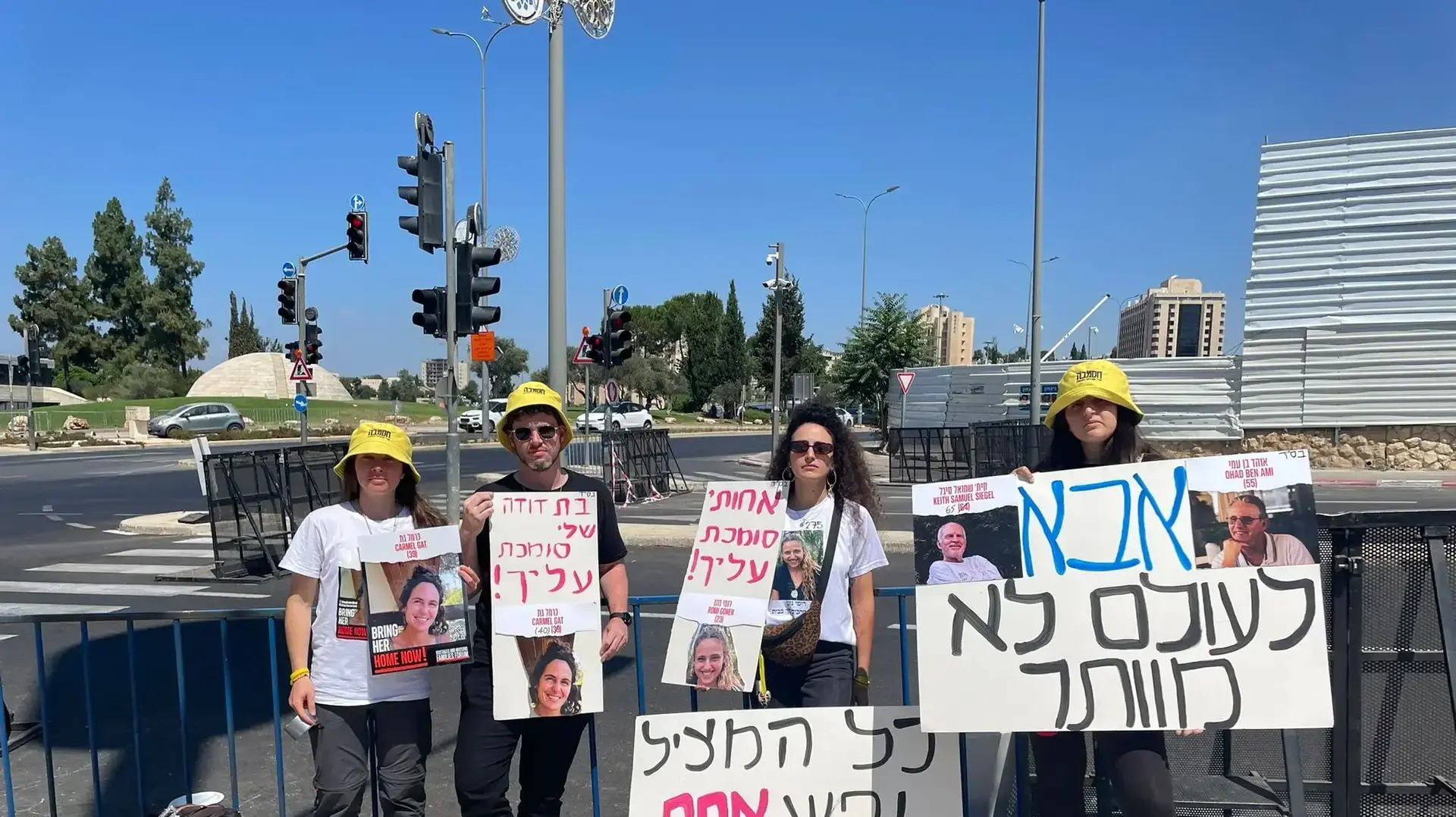 אלה בן עמי, בתו של אוהד בן עמי, ירדן אחותה של רומי גונן, שי וגיל דיקמן בני דודה של כרמל גת באו לתמוך בראש הממשלה וברוב שרי הממשלה התומכים בעסקה להחזרת החטופים, 7 ביולי 2024 אלה בן עמי, בתו של אוהד בן עמי, ירדן אחותה של רומי גונן, שי וגיל דיקמן בני דודה של כרמל גת באו לתמוך בראש הממשלה וברוב שרי הממשלה התומכים בעסקה להחזרת החטופים, 7 ביולי 2024