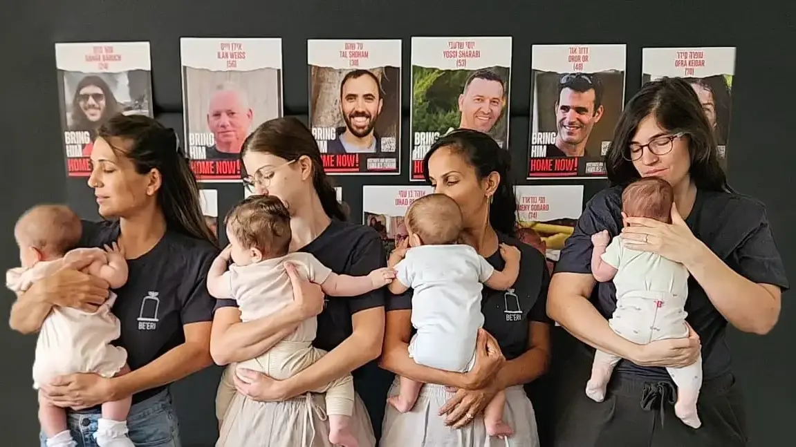מימין לשמאל: מחול שוש עם בתה יהב, נופר רדא דינר עם בנה  איתן, אריאל בן חיים עם בתה שר, סתיו רחום עם בתה, עומר