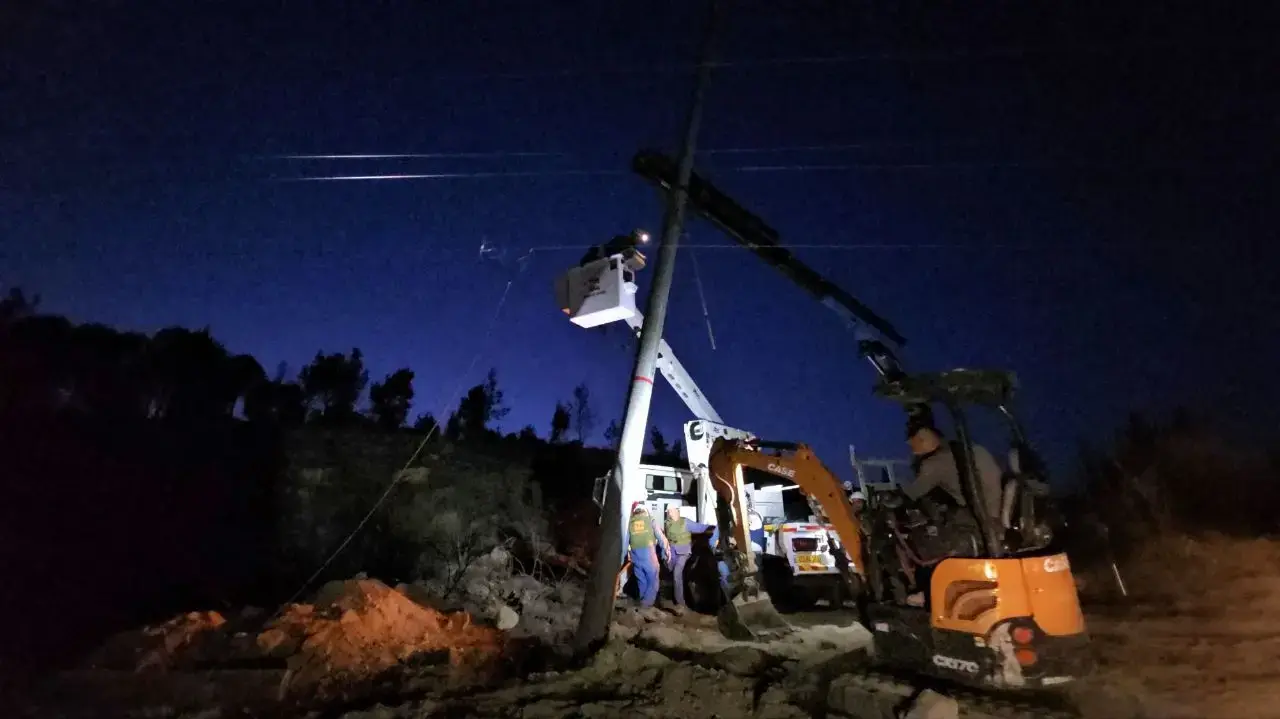 תיקון קו מתח ברכס רמים בצפון בעקבות שריפות תיקון קו מתח ברכס רמים בצפון בעקבות שריפות