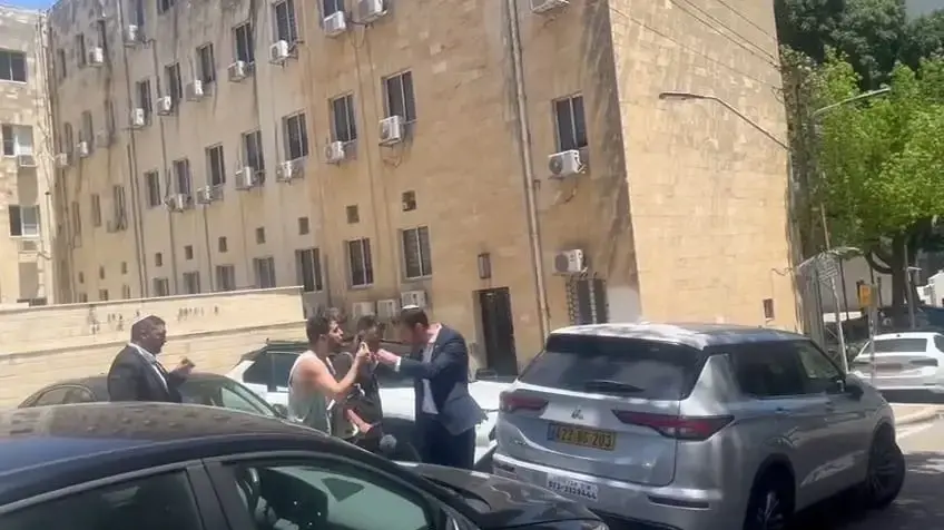מפגינים התעמתו עם השרה מירי רגב כשהגיעה לפגישת עבודה בעיריית חיפה מפגינים התעמתו עם השרה מירי רגב כשהגיעה לפגישת עבודה בעיריית חיפה