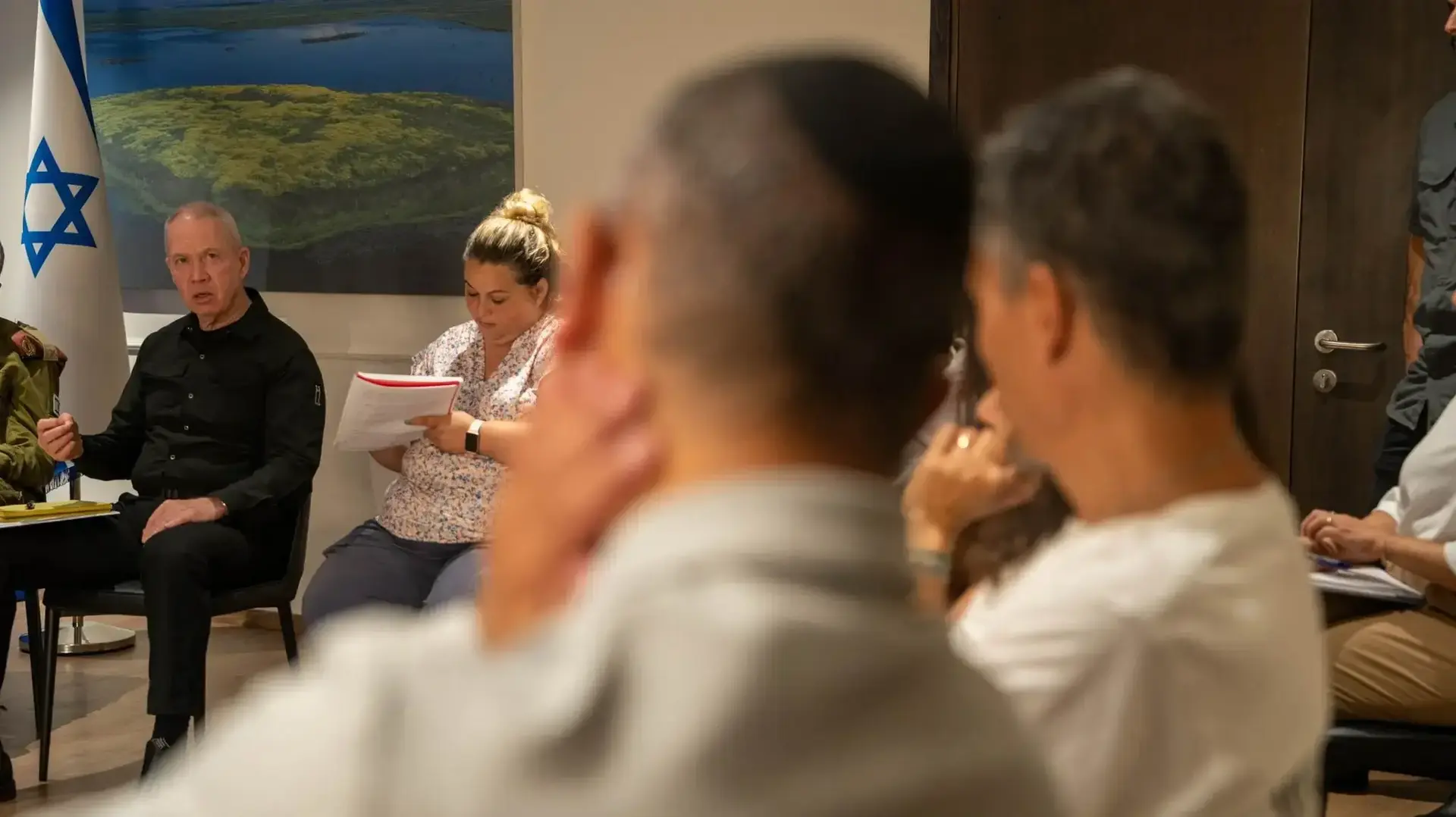שר הביטחון גלנט למשפחות חטופים: ״עושים הכל כדי לממש את ההזדמנות שנוצרה" שר הביטחון גלנט למשפחות חטופים: ״עושים הכל כדי לממש את ההזדמנות שנוצרה"
