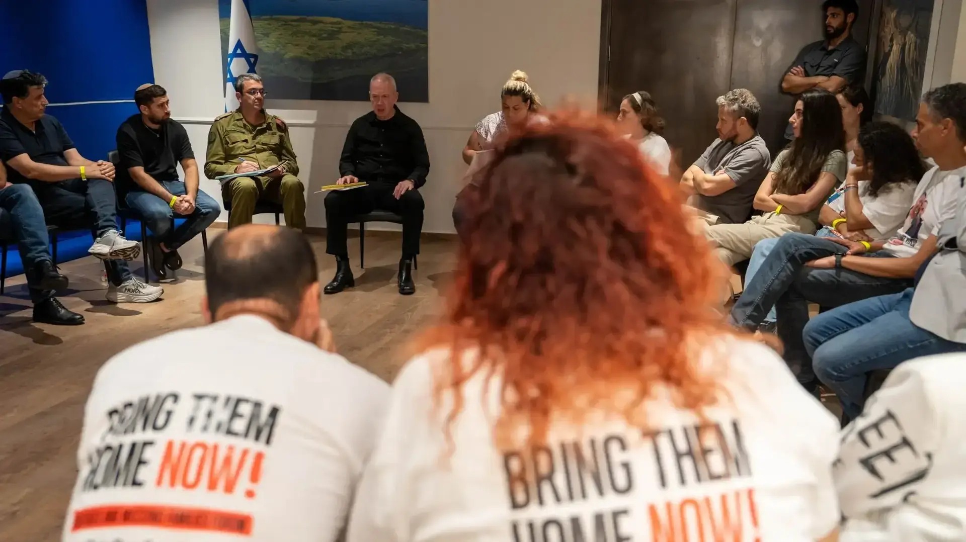 שר הביטחון גלנט למשפחות חטופים: ״עושים הכל כדי לממש את ההזדמנות שנוצרה" שר הביטחון גלנט למשפחות חטופים: ״עושים הכל כדי לממש את ההזדמנות שנוצרה"