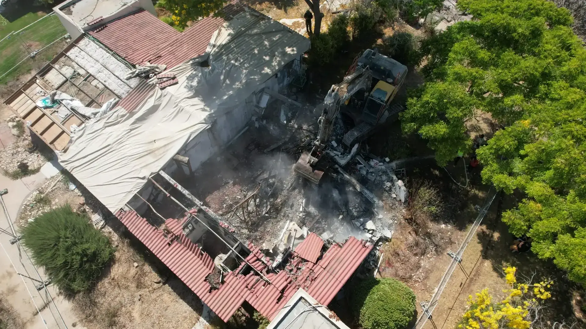 הריסת בתים לקראת בנייה מחדש, קיבוץ רעים, 9 ביולי 2024 הריסת בתים לקראת בנייה מחדש, קיבוץ רעים, 9 ביולי 2024