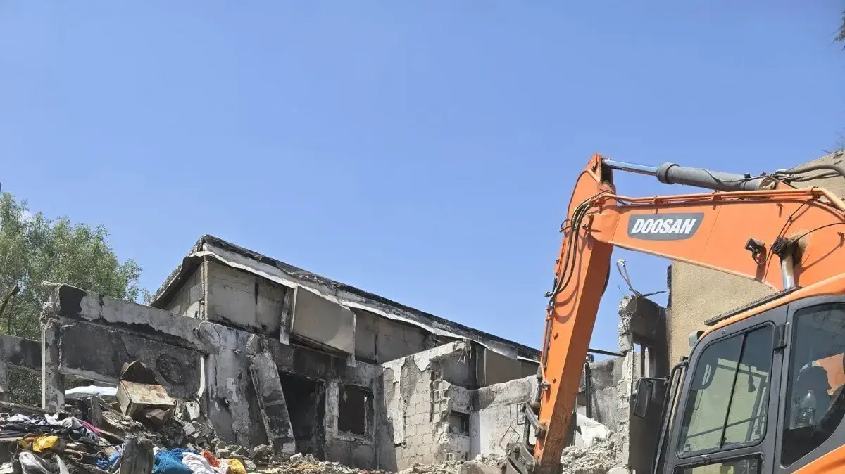 החלה הריסת מבני המגורים בקיבוץ בארי החלה הריסת מבני המגורים בקיבוץ בארי