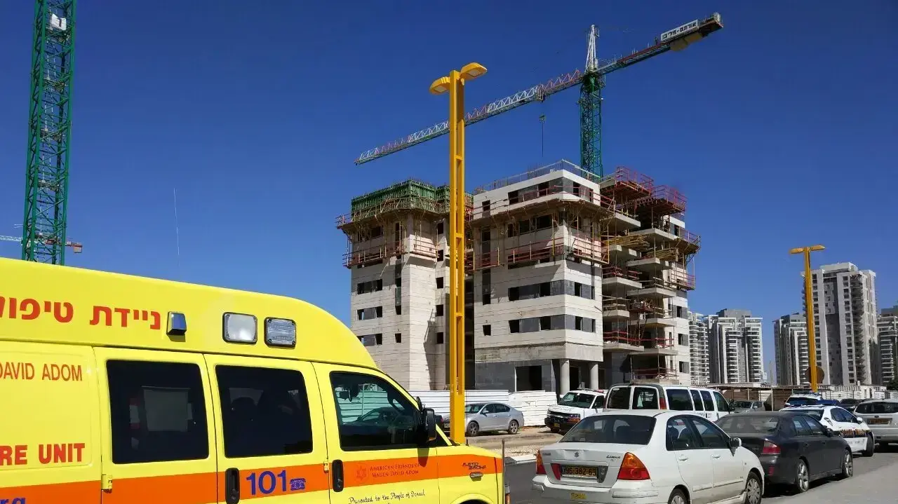 אמבולנס באתר בנייה, אילוסטרציה אמבולנס באתר בנייה, אילוסטרציה