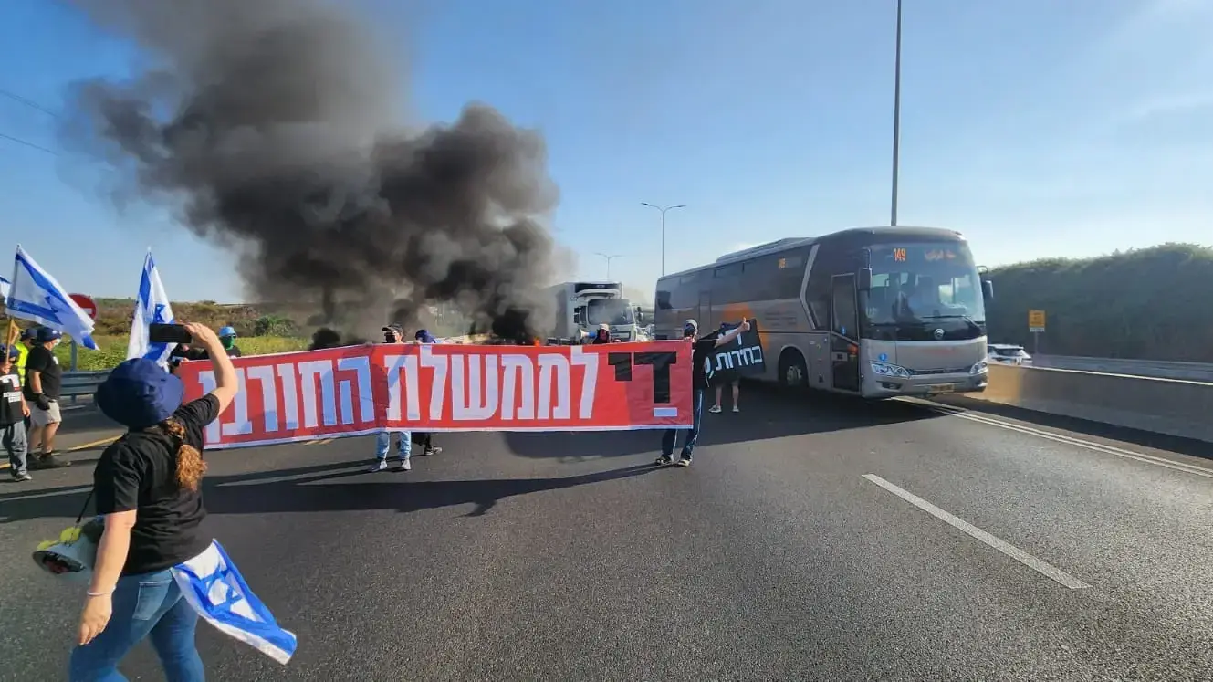 פעילי ״די לממשלת החורבן״ משבשים את התנועה כעת בכביש 4 לדרום ליד הוד השרון.