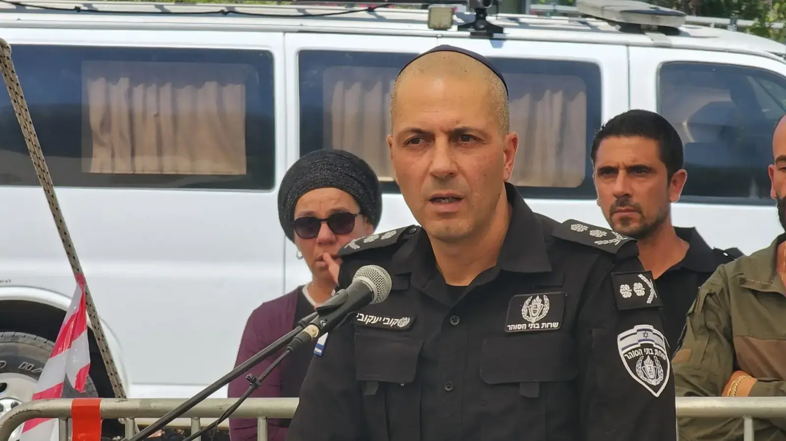 נציב  שב"ס קובי יעקובי  בלוויה של יוחאי שרגא אבני