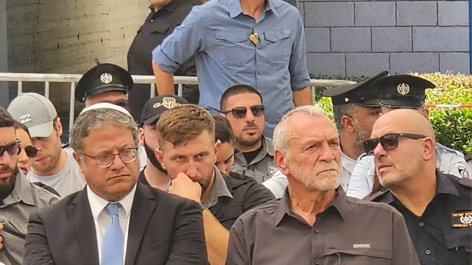 השר איתמר בן גבירו בני בן מובחר ראש המועצה האיזורית מבואות חרמון בלוויה של יוחאי שרגא אבני ז"ל השר איתמר בן גבירו בני בן מובחר ראש המועצה האיזורית מבואות חרמון בלוויה של יוחאי שרגא אבני ז"ל