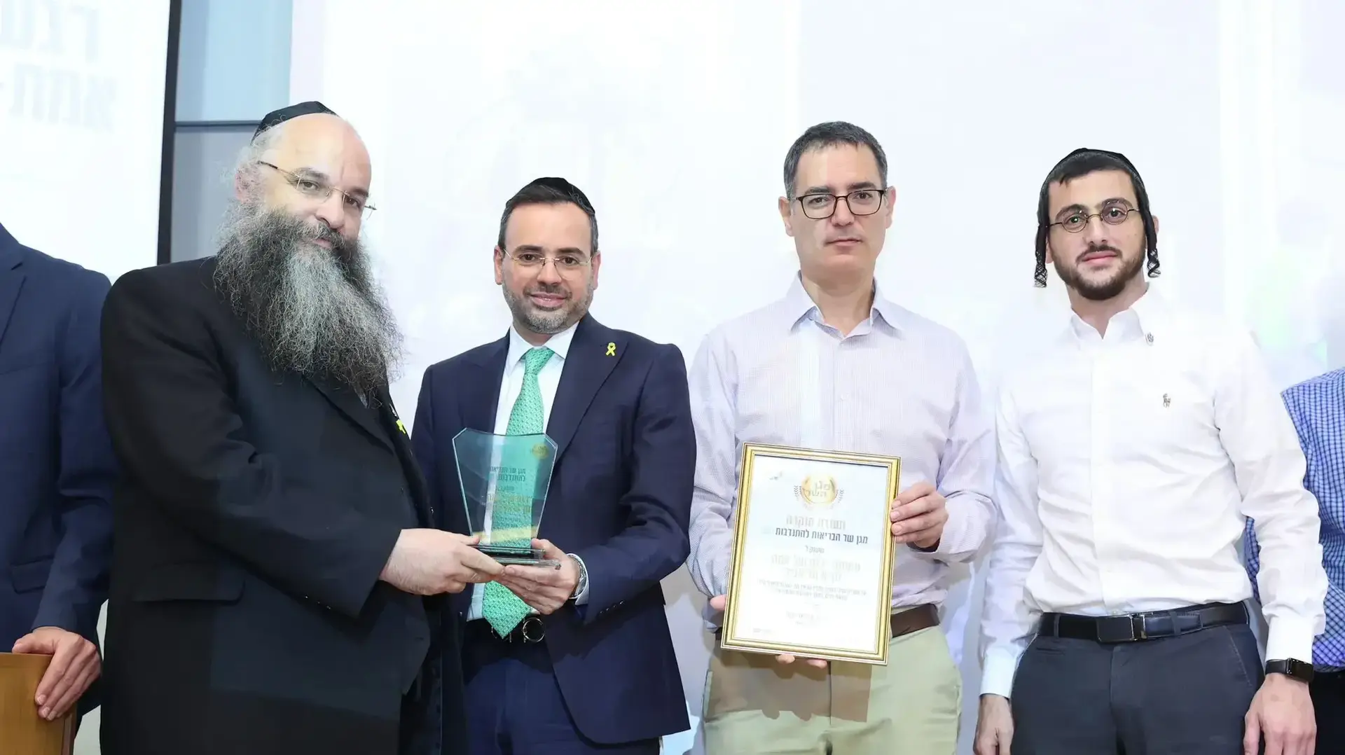 שר הבריאות ח"כ אוריאל בוסו ומנכ"ל המשרד משה בר סימן טוב מעניקים את האות למנכ"ל הארגון צבי חסיד.10 ביולי 2024 שר הבריאות ח"כ אוריאל בוסו ומנכ"ל המשרד משה בר סימן טוב מעניקים את האות למנכ"ל הארגון צבי חסיד.10 ביולי 2024
