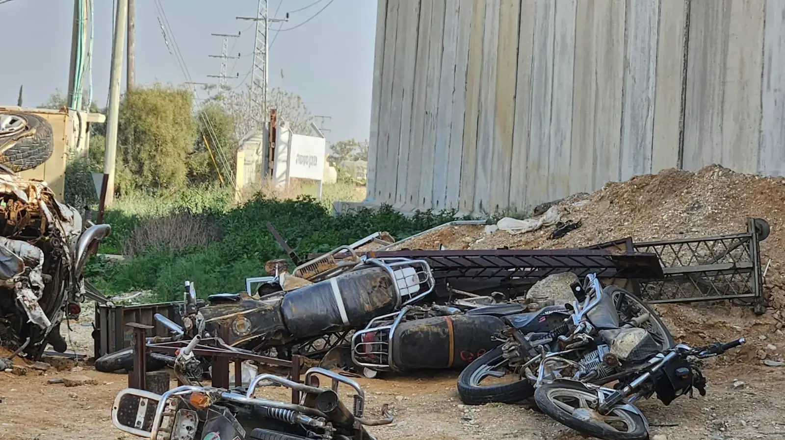 אופנועים של מחבלים שהשתתפו בטבח שבעה באוקטובר שתפסה יחידה של אמ"ן