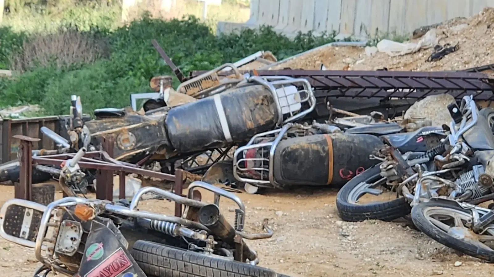 אופנועים של מחבלים שהשתתפו בטבח שבעה באוקטובר שתפסה יחידה של אמ"ן אופנועים של מחבלים שהשתתפו בטבח שבעה באוקטובר שתפסה יחידה של אמ"ן