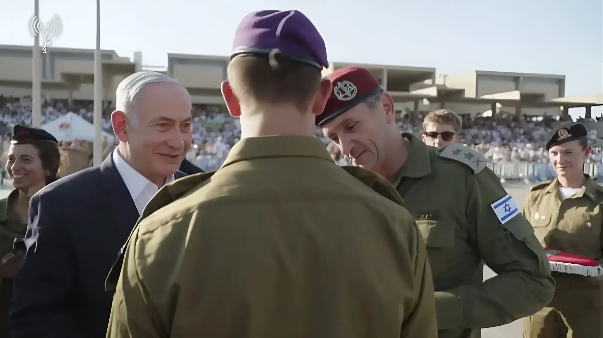 הרמטכ"ל הרצי הלוי, ראש הממשלה בנימין נתניהו, ושר הביטחון יואב גלנט בטקס סיום קורס קצינים קרביים מחזור 69 11 ביולי 2024 הרמטכ"ל הרצי הלוי, ראש הממשלה בנימין נתניהו, ושר הביטחון יואב גלנט בטקס סיום קורס קצינים קרביים מחזור 69 11 ביולי 2024