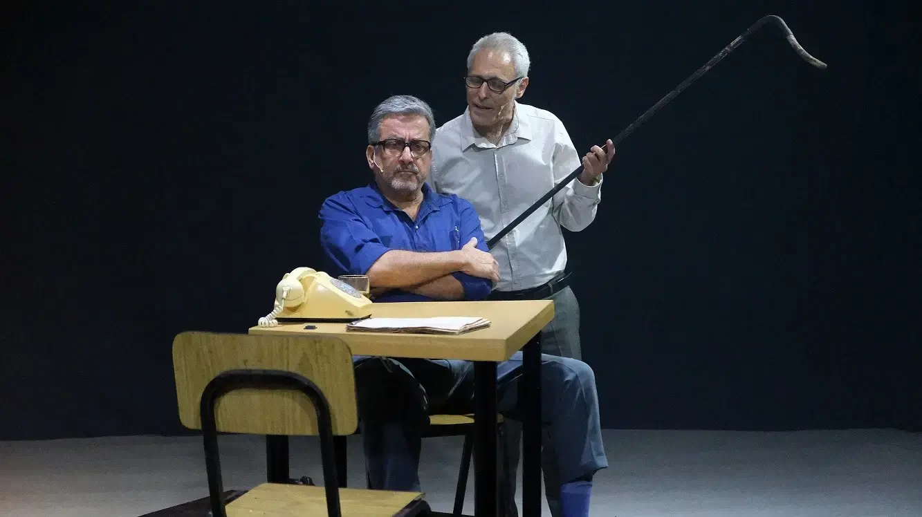מנשה נוי בהצגה "אהרונצ'יק" מנשה נוי בהצגה "אהרונצ'יק"