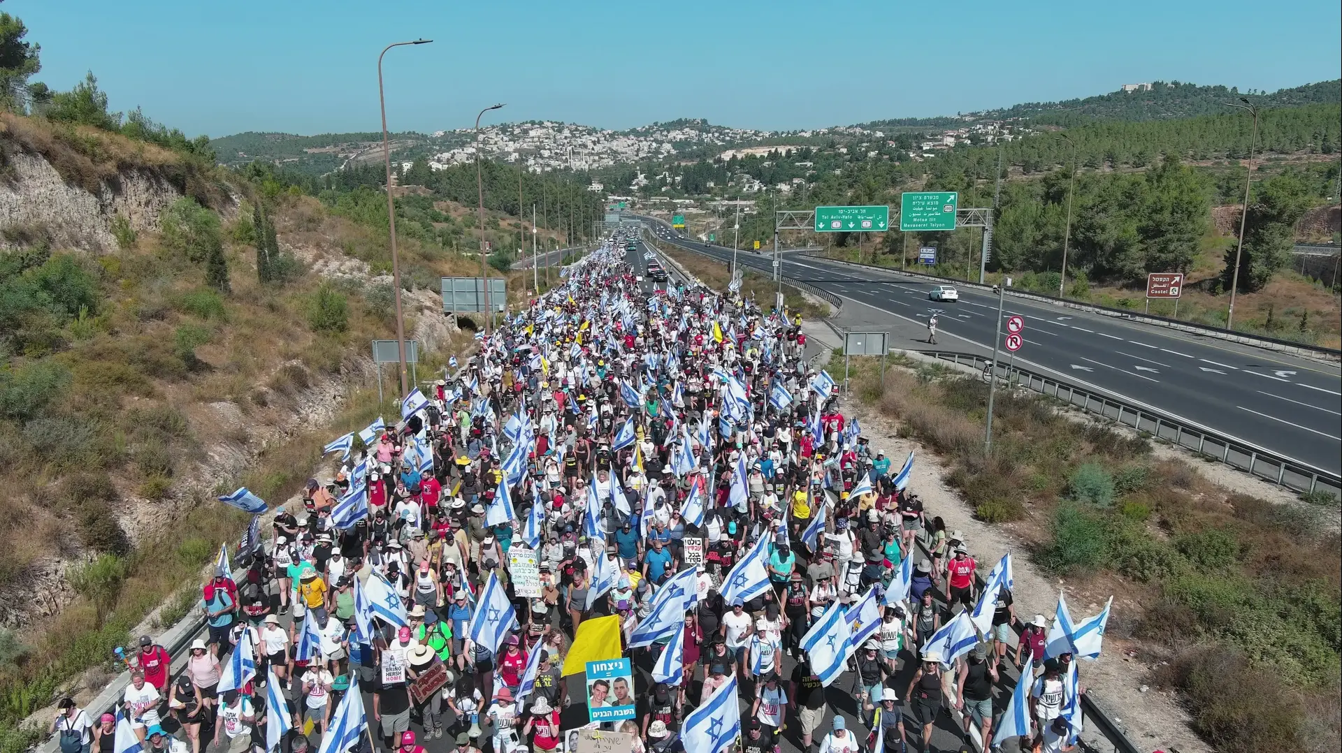צעדת משפחות חטופים בדרך לירושלים צעדת משפחות חטופים בדרך לירושלים