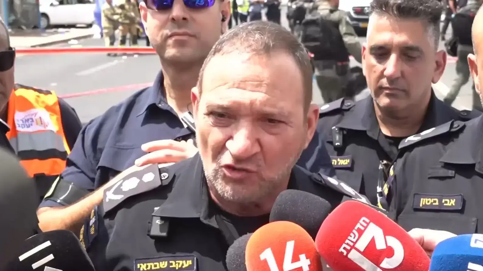 המפכ"ל בזירת הפיגוע בצומת ניר צבי המפכ"ל בזירת הפיגוע בצומת ניר צבי
