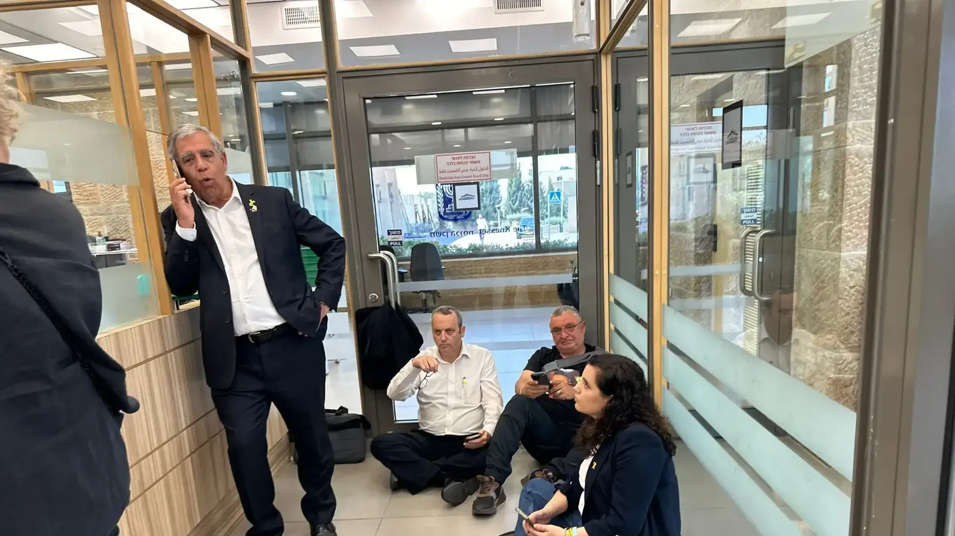 חברי הכנסת נעמה לזימי, גלעד קריב ומיקי לוי התיישבו יחד עם דני אלגרט בכניסה למשכן הכנסת, 15 ביולי 2024 חברי הכנסת נעמה לזימי, גלעד קריב ומיקי לוי התיישבו יחד עם דני אלגרט בכניסה למשכן הכנסת, 15 ביולי 2024