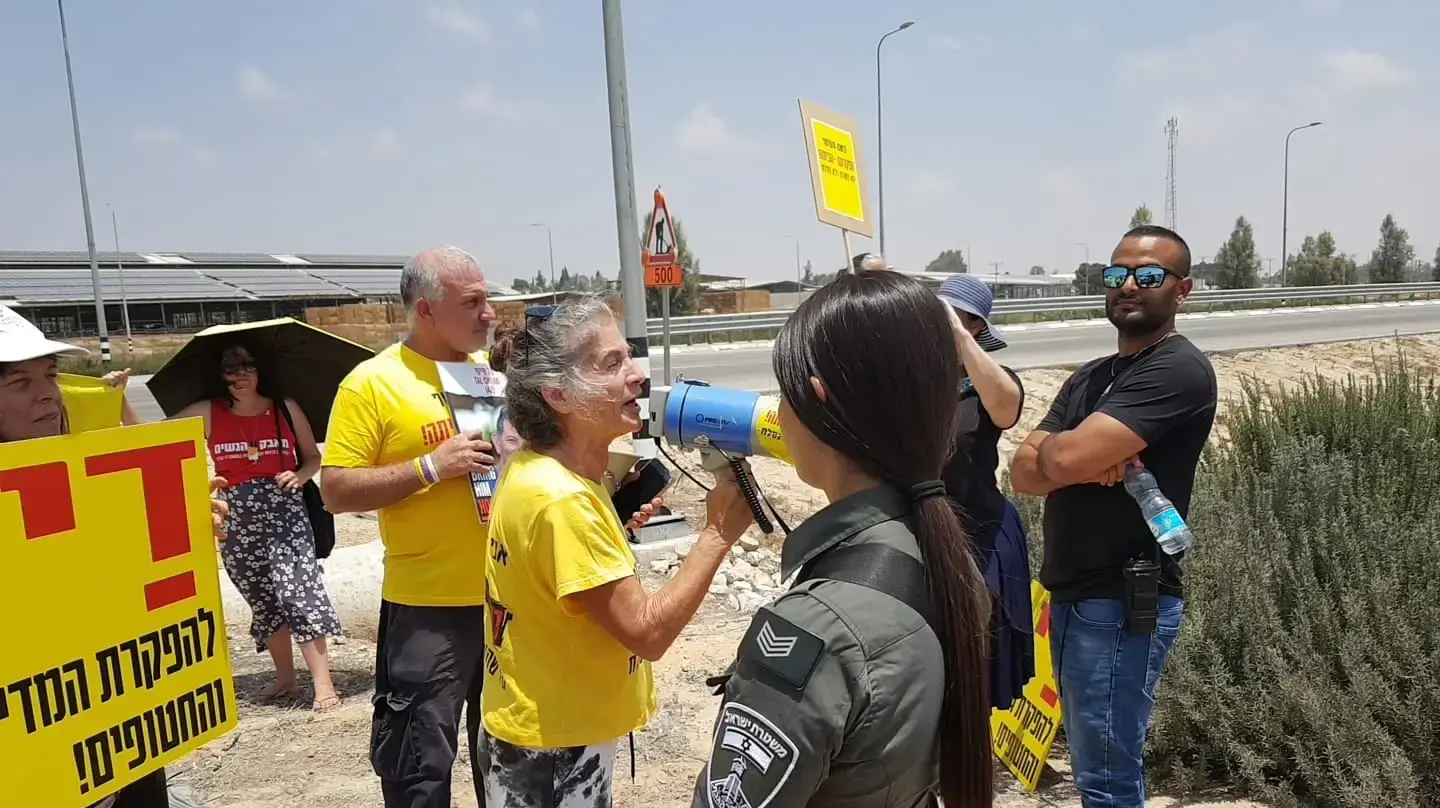 הפגנה בזמן חנוכת קטע בכביש 232 במעמד שרת התחבורה מירי רגב, 15 ביולי 2024 הפגנה בזמן חנוכת קטע בכביש 232 במעמד שרת התחבורה מירי רגב, 15 ביולי 2024