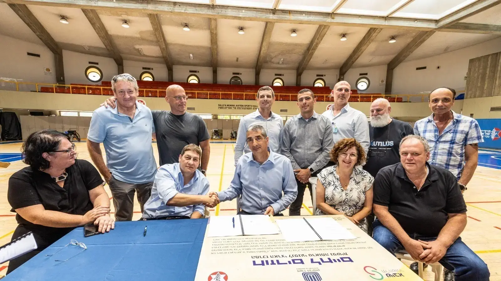 צוות שיבא וצוות ארגון נכי צה"ל- פרופ' יצחק קרייס לוחץ יד ליו"ר ארגון נכי צה"ל, עידן קלימן 