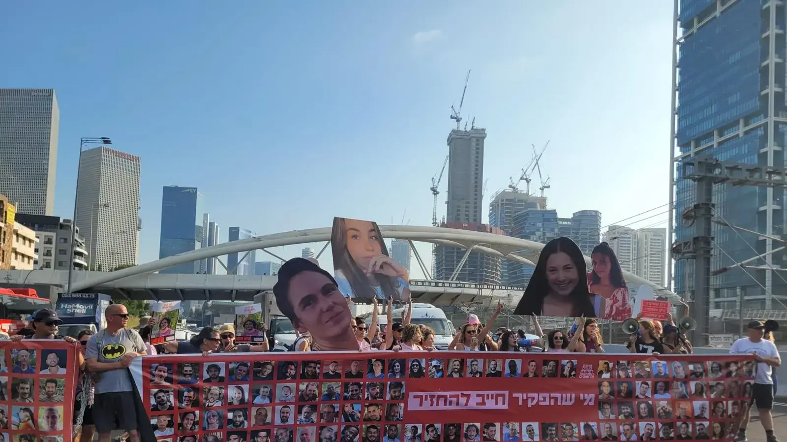 משפחות חטופים ופעילות מחאת הנשים להחזרת החטופות והחטופים חוסמות את איילון דרום סמוך למחלף השלום, 16 ביולי 2024 משפחות חטופים ופעילות מחאת הנשים להחזרת החטופות והחטופים חוסמות את איילון דרום סמוך למחלף השלום, 16 ביולי 2024