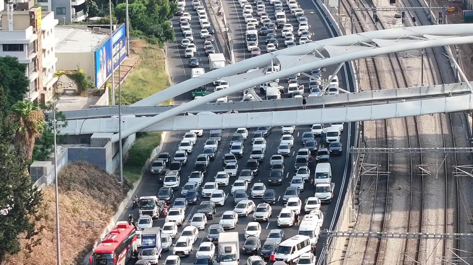 משפחות חטופים ופעילות מחאת הנשים להחזרת החטופות והחטופים חוסמות את איילון דרום סמוך למחלף השלום, 16 ביולי 2024.