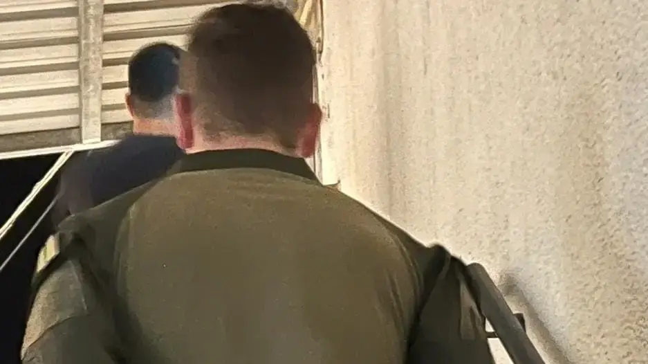 תושב אילת נעצר בחשד שהתחזה לקצין - ובזז דירות של מפונים בקריית שמונה תושב אילת נעצר בחשד שהתחזה לקצין - ובזז דירות של מפונים בקריית שמונה
