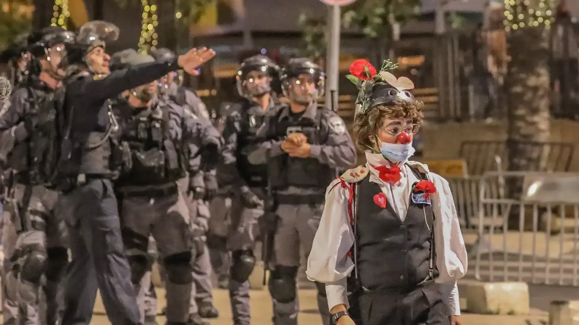 השוטרת אז-אולי "רוצה לב?" בבימוי נתן רושנסקי השוטרת אז-אולי "רוצה לב?" בבימוי נתן רושנסקי