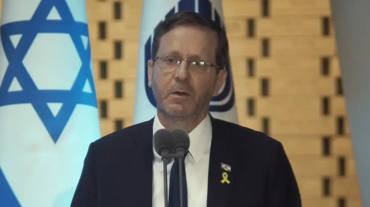 נשיא המדינה יצחק הרצוג נואם ב-) טקס האזכרה הממלכתי לציון עשור למערכת 'צוק איתן' 16 ביולי 2024