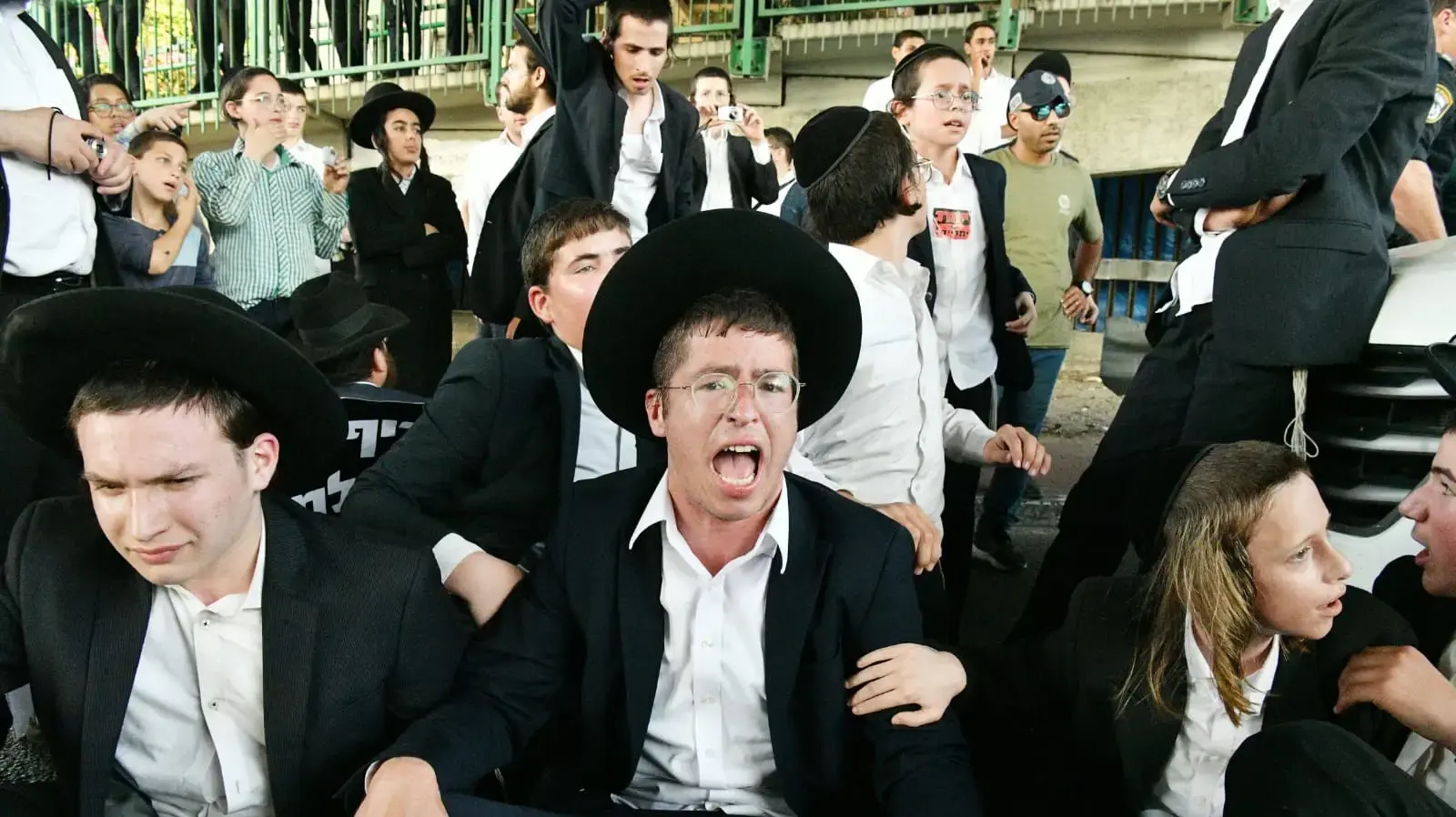 הפגנה של החרדים הקיצוניים בכביש 4, גהה . הפגנה של החרדים הקיצוניים בכביש 4, גהה .