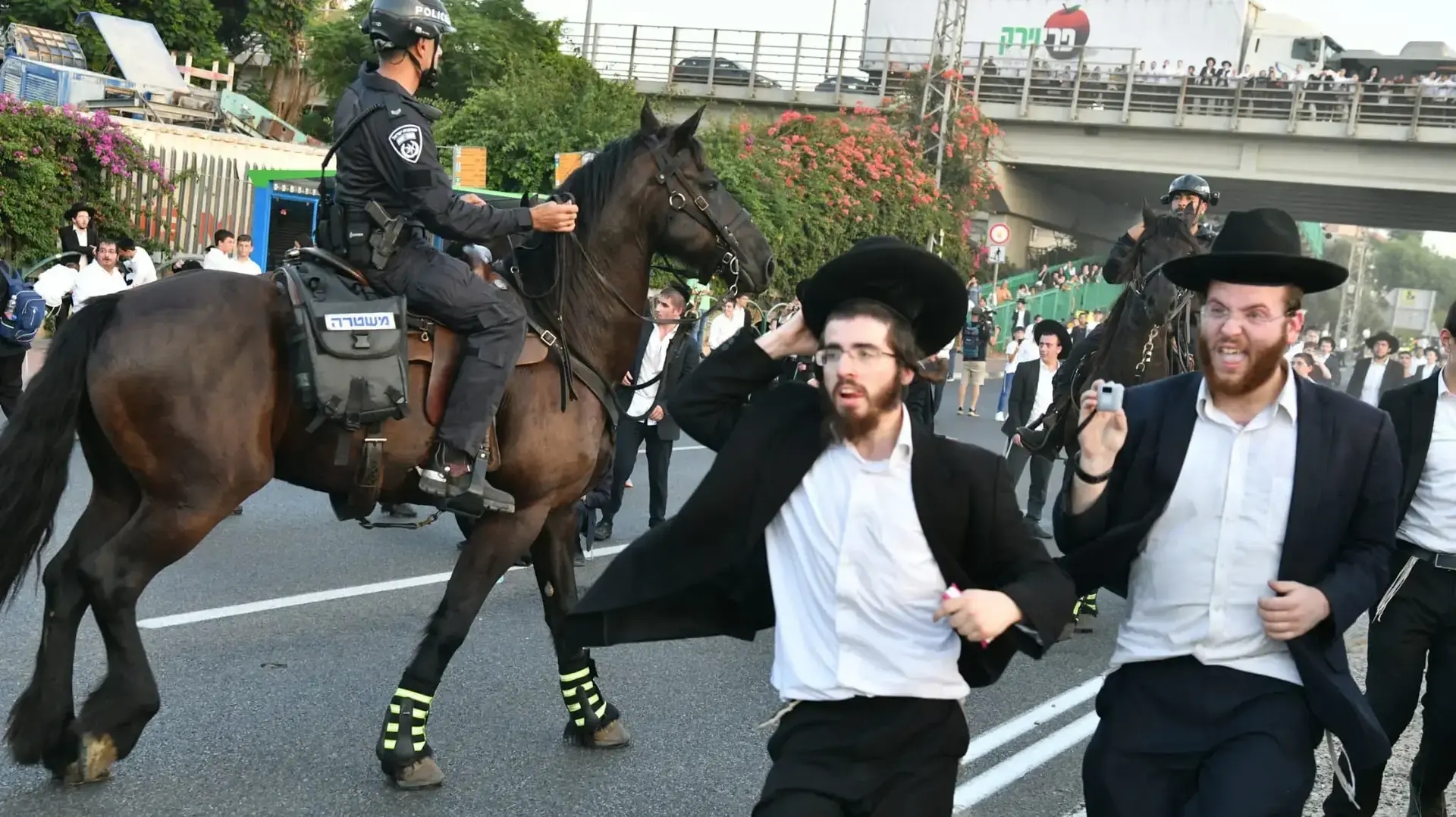 הפגנה של החרדים הקיצוניים בכביש 4, גהה . הפגנה של החרדים הקיצוניים בכביש 4, גהה .