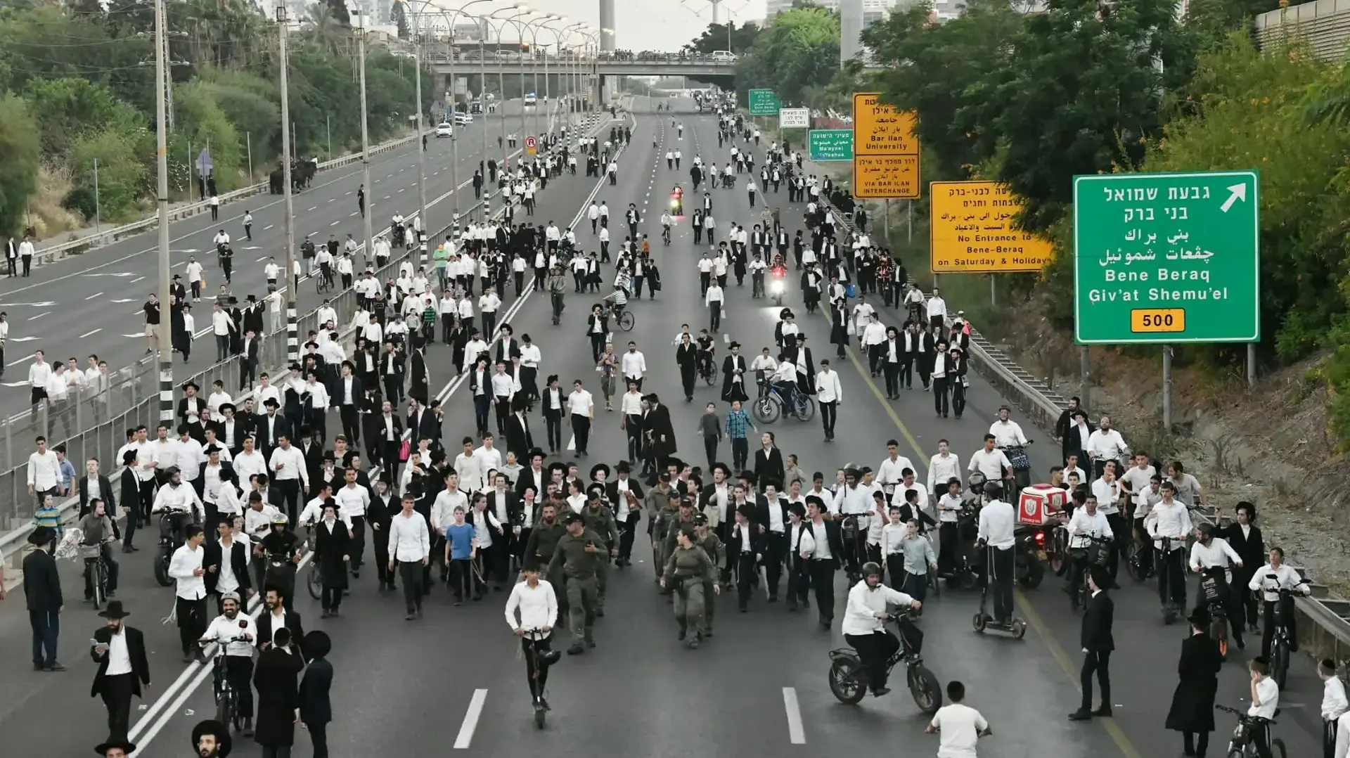 הפגנה של החרדים הקיצוניים בכביש 4, גהה . הפגנה של החרדים הקיצוניים בכביש 4, גהה .