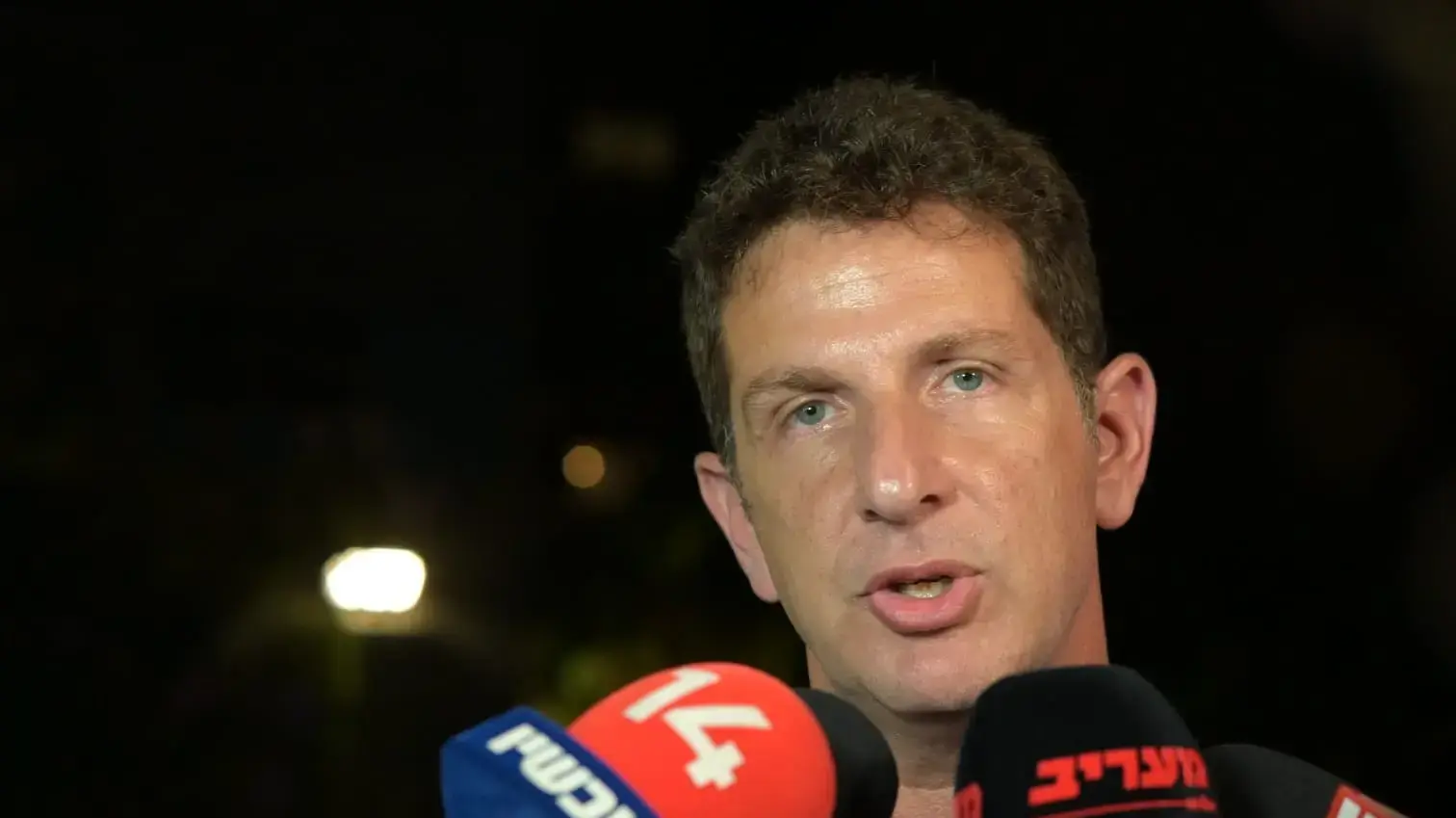 ראש עריי הרצליה יריב פישר בזירת הרצח של ילד בן ה6 על ידי גרזן ראש עריי הרצליה יריב פישר בזירת הרצח של ילד בן ה6 על ידי גרזן