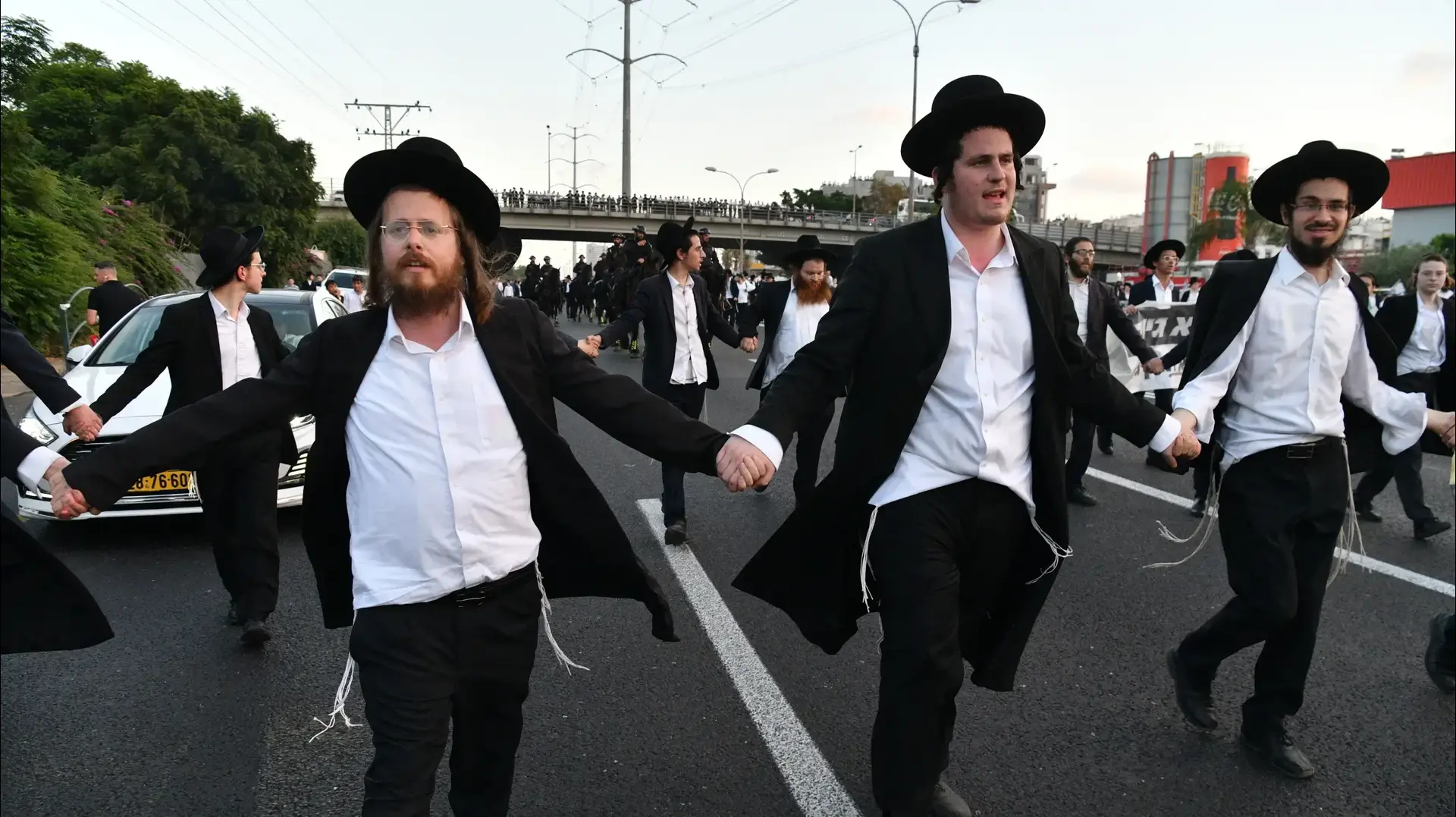 הפגנת חרדים נגד גיוס, כביש גהה, בני ברק, 17 ביולי 2024 הפגנת חרדים נגד גיוס, כביש גהה, בני ברק, 17 ביולי 2024