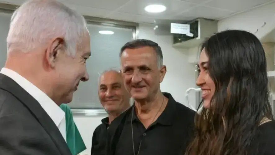 רה"מ בנימין נתניהו עם נועה ארגמני ואביה יעקב ארגמני לאחר שחרורה משבי חמאס, שיבא , 8 ביוני 2024 רה"מ בנימין נתניהו עם נועה ארגמני ואביה יעקב ארגמני לאחר שחרורה משבי חמאס, שיבא , 8 ביוני 2024