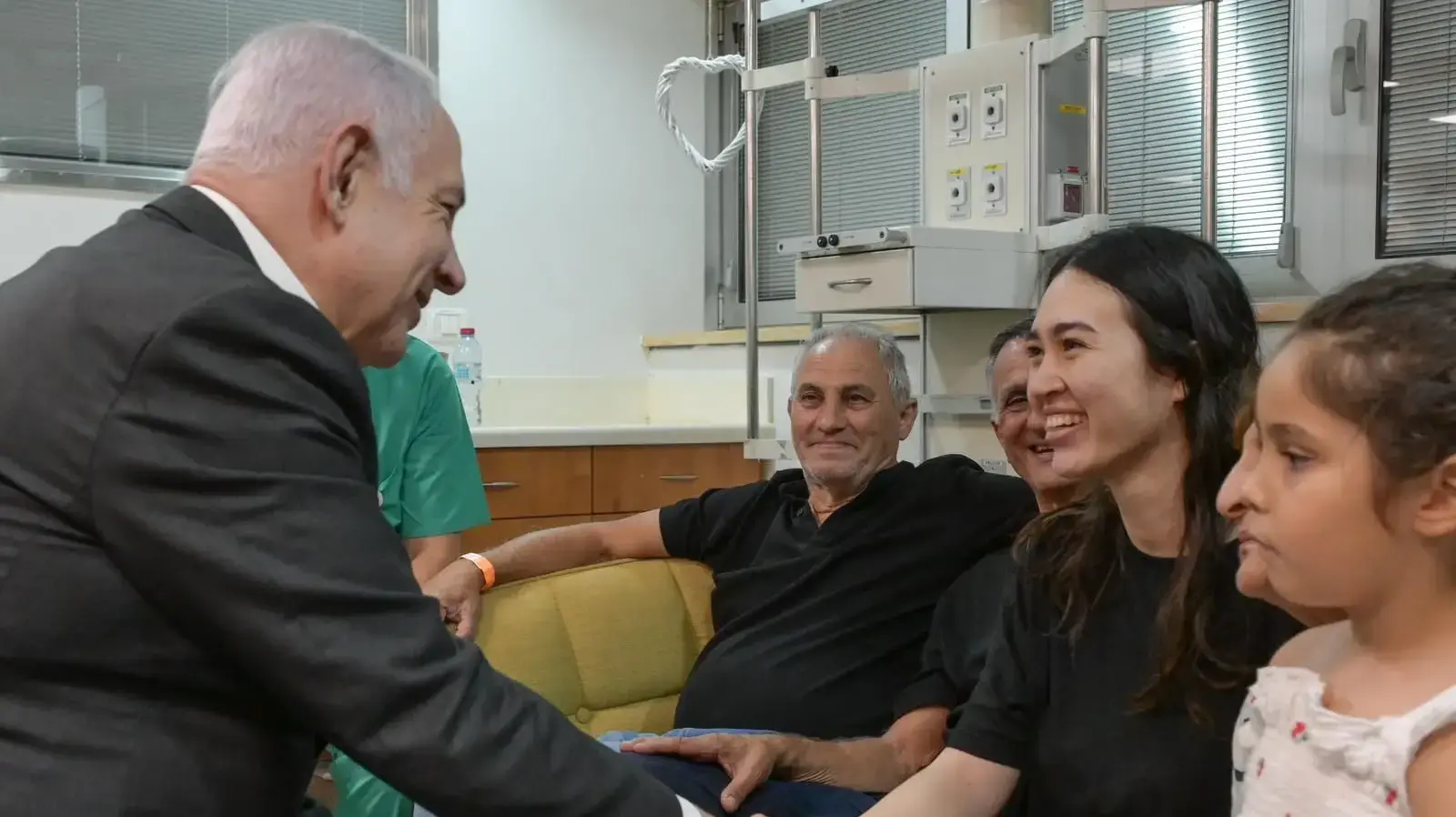 רה"מ בנימין נתניהו עם נועה ארגמני לאחר שחרורה משבי חמאס, שיבא , 8 ביוני 2024