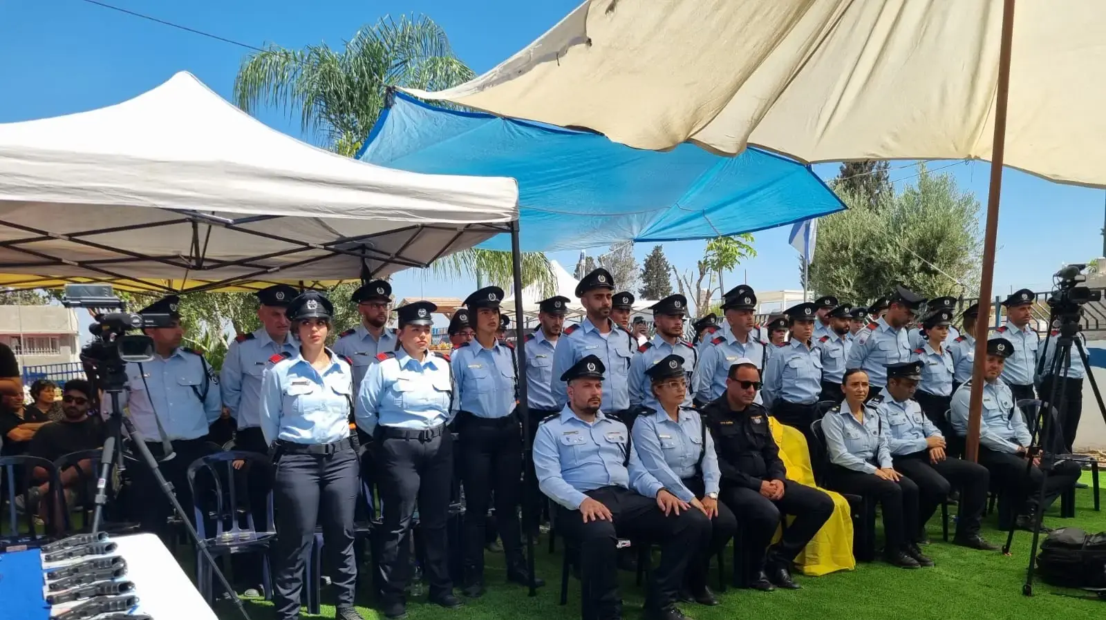 טקס סיום קורס יסוד חוקר של המשטרה סמוך לקברה של שרון רחמני שנפלה בשבעה באוקטובר, בית העלמין הצבאי מבועים, 17 ביולי 2024 טקס סיום קורס יסוד חוקר של המשטרה סמוך לקברה של שרון רחמני שנפלה בשבעה באוקטובר, בית העלמין הצבאי מבועים, 17 ביולי 2024