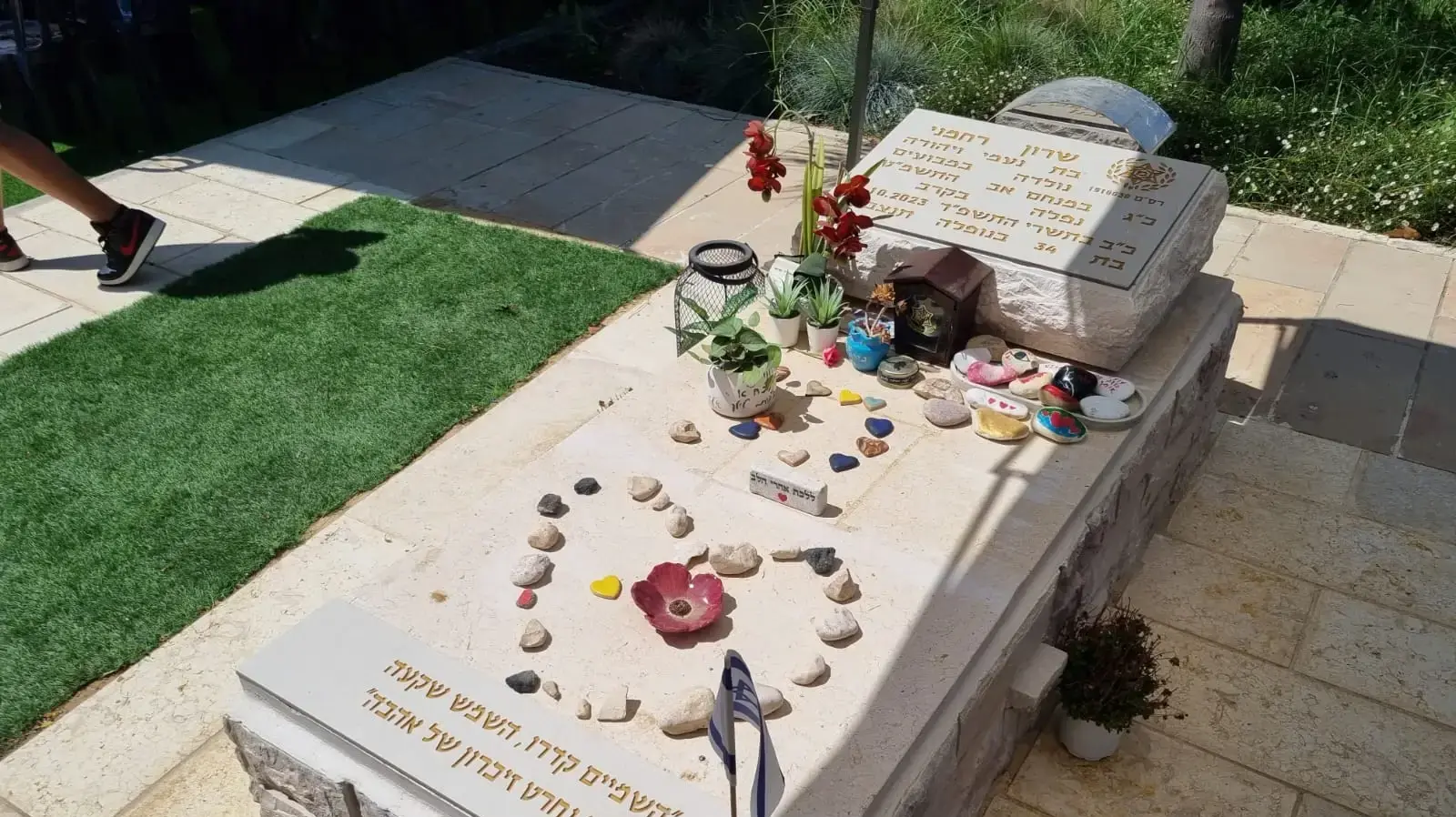 טקס סיום קורס יסוד חוקר של המשטרה סמוך לקברה של שרון רחמני שנפלה בשבעה באוקטובר, בית העלמין הצבאי מבועים, 17 ביולי 2024