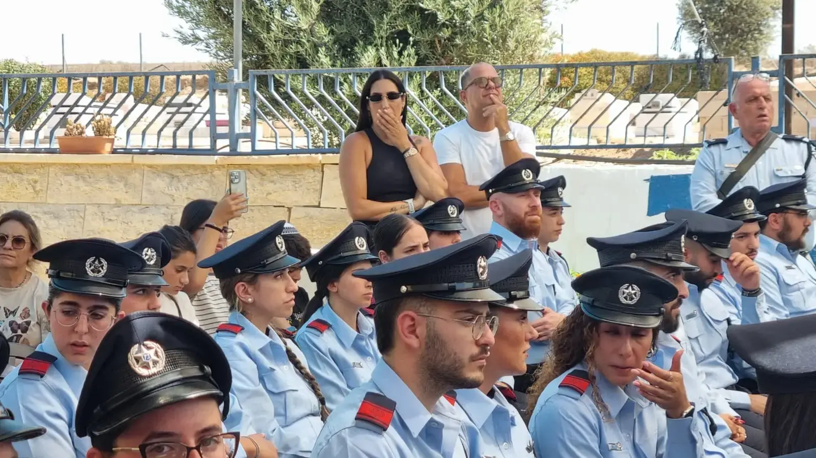 טקס סיום קורס יסוד חוקר של המשטרה סמוך לקברה של שרון רחמני שנפלה בשבעה באוקטובר, בית העלמין הצבאי מבועים, 17 ביולי 2024 טקס סיום קורס יסוד חוקר של המשטרה סמוך לקברה של שרון רחמני שנפלה בשבעה באוקטובר, בית העלמין הצבאי מבועים, 17 ביולי 2024