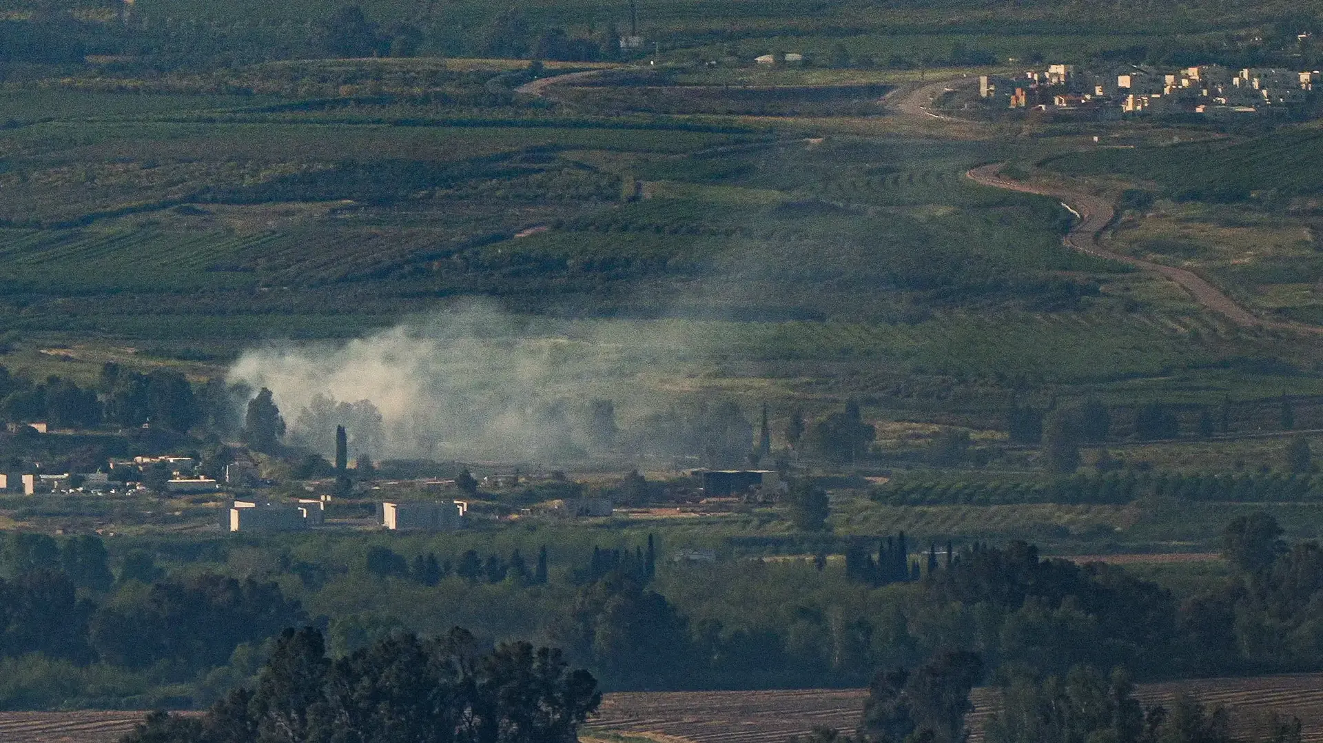 עשן מיתמר באזור בית הלל בגבול לבנון עשן מיתמר באזור בית הלל בגבול לבנון