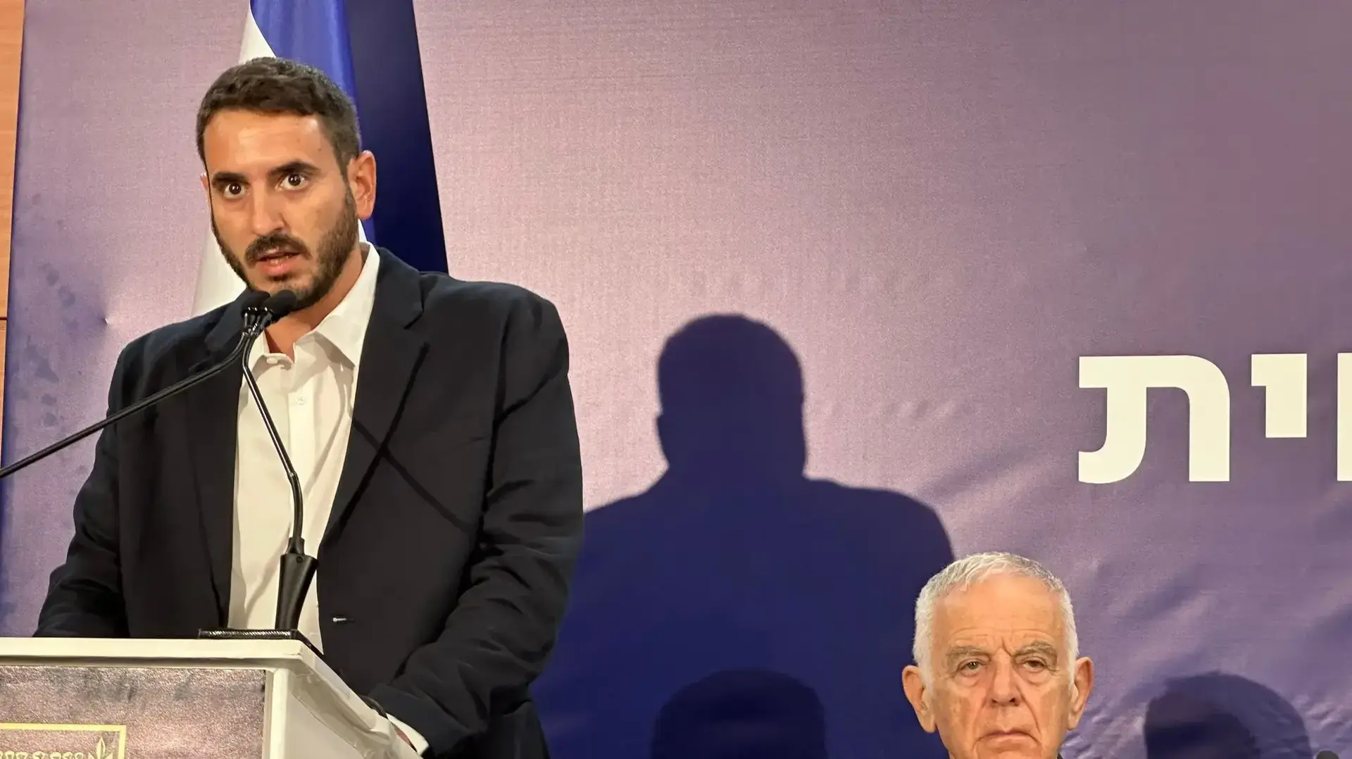 אחיו של אלון שמריז "מתביייש בהנהגה וגאה בעם שלי" 18 ביולי 2024 אחיו של אלון שמריז "מתביייש בהנהגה וגאה בעם שלי" 18 ביולי 2024
