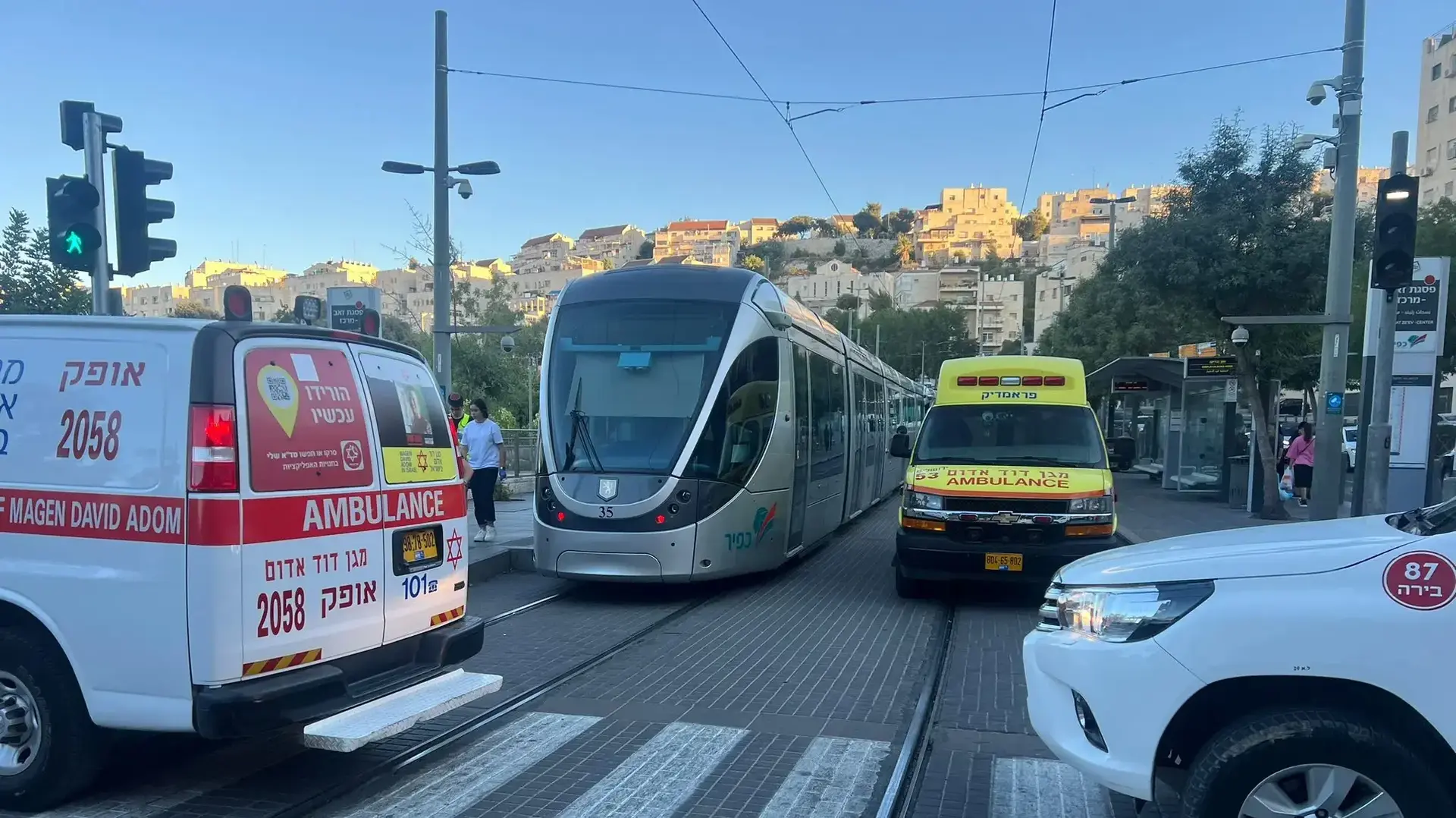 הולכת רגל נפגעה מהרכבת הקלה בשדרות משה דיין בירושלים ונהרגה 18 ביולי 2024 הולכת רגל נפגעה מהרכבת הקלה בשדרות משה דיין בירושלים ונהרגה 18 ביולי 2024