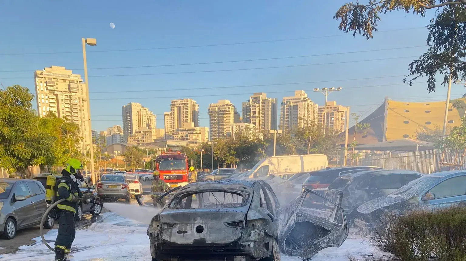 ניסיון חיסול בפתח תקווה: שני צעירים פצועים קשה ובינוני מפיצוץ רכב ניסיון חיסול בפתח תקווה: שני צעירים פצועים קשה ובינוני מפיצוץ רכב