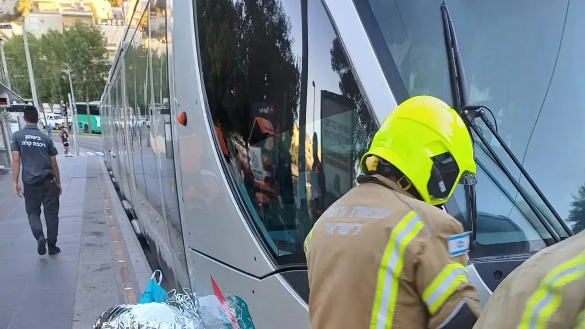 הולכת רגל נפגעה מהרכבת הקלה בשדרות משה דיין בירושלים ונהרגה 18 ביולי 2024 הולכת רגל נפגעה מהרכבת הקלה בשדרות משה דיין בירושלים ונהרגה 18 ביולי 2024