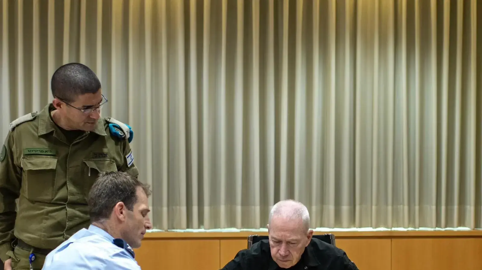 שר הביטחון יואב גלנט והרמטכ"ל הרצי הלוי בפגישה בעקבות הכטב"מ שנפל בתל אביב 19 ביולי 2024 שר הביטחון יואב גלנט והרמטכ"ל הרצי הלוי בפגישה בעקבות הכטב"מ שנפל בתל אביב 19 ביולי 2024