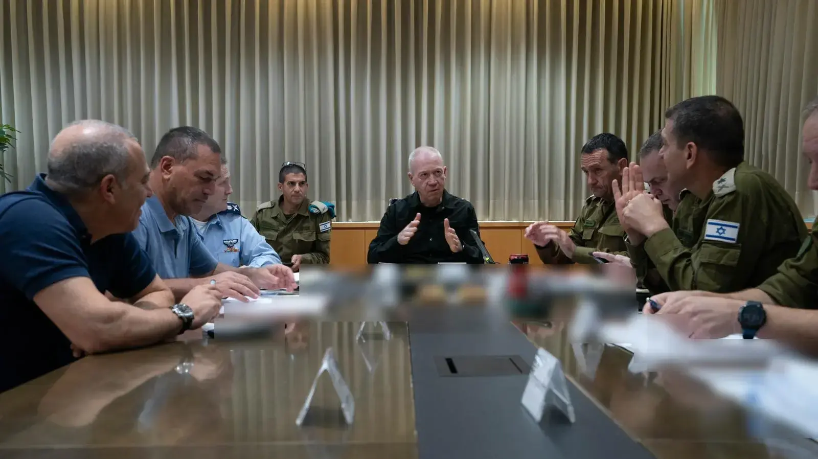 דיון אישור התוכניות המבצעיות בהששתפות, שר הביטחון יואב גלנט, הרמטכ"ל הרצי הלוי, ראש אמ"ן אהרון חליווה ועוד מספר גורמי ביטחון.20 ביולי 2024 דיון אישור התוכניות המבצעיות בהששתפות, שר הביטחון יואב גלנט, הרמטכ"ל הרצי הלוי, ראש אמ"ן אהרון חליווה ועוד מספר גורמי ביטחון.20 ביולי 2024