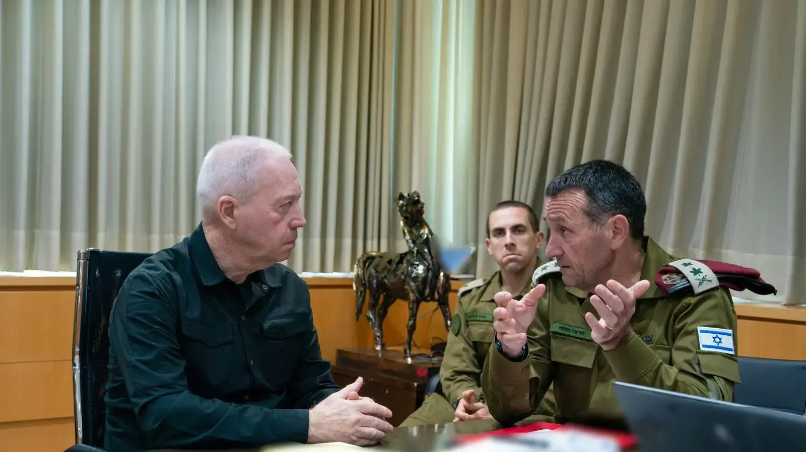 דיון אישור התוכניות המבצעיות בהששתפות, שר הביטחון יואב גלנט, הרמטכ"ל הרצי הלוי, ראש אמ"ן אהרון חליווה ועוד מספר גורמי ביטחון.20 ביולי 2024 דיון אישור התוכניות המבצעיות בהששתפות, שר הביטחון יואב גלנט, הרמטכ"ל הרצי הלוי, ראש אמ"ן אהרון חליווה ועוד מספר גורמי ביטחון.20 ביולי 2024
